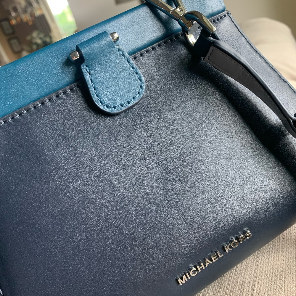 Michael Kors mini bag. - Picture 2 of 5